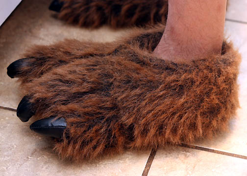 bear-claw-slippers-001.jpg