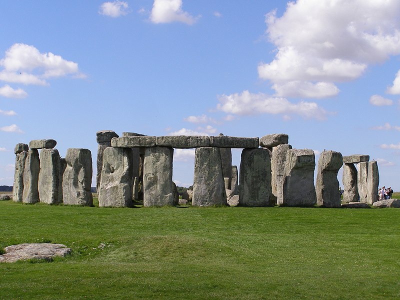 800px-Stonehenge2007_07_30.jpg